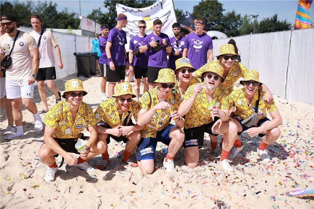 Beim olympischen Einmarsch stellten sich die Teams des Dodgeball Beach Cups in bunten Kostümen vor.