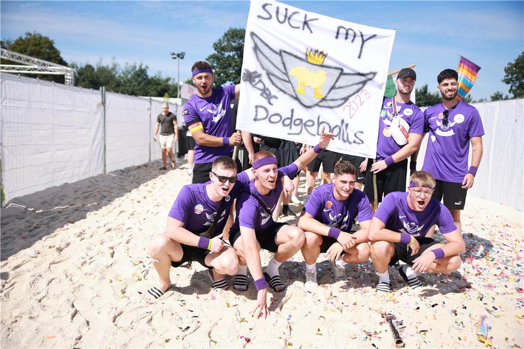 Beim olympischen Einmarsch stellten sich die Teams des Dodgeball Beach Cups in bunten Kostümen vor.
