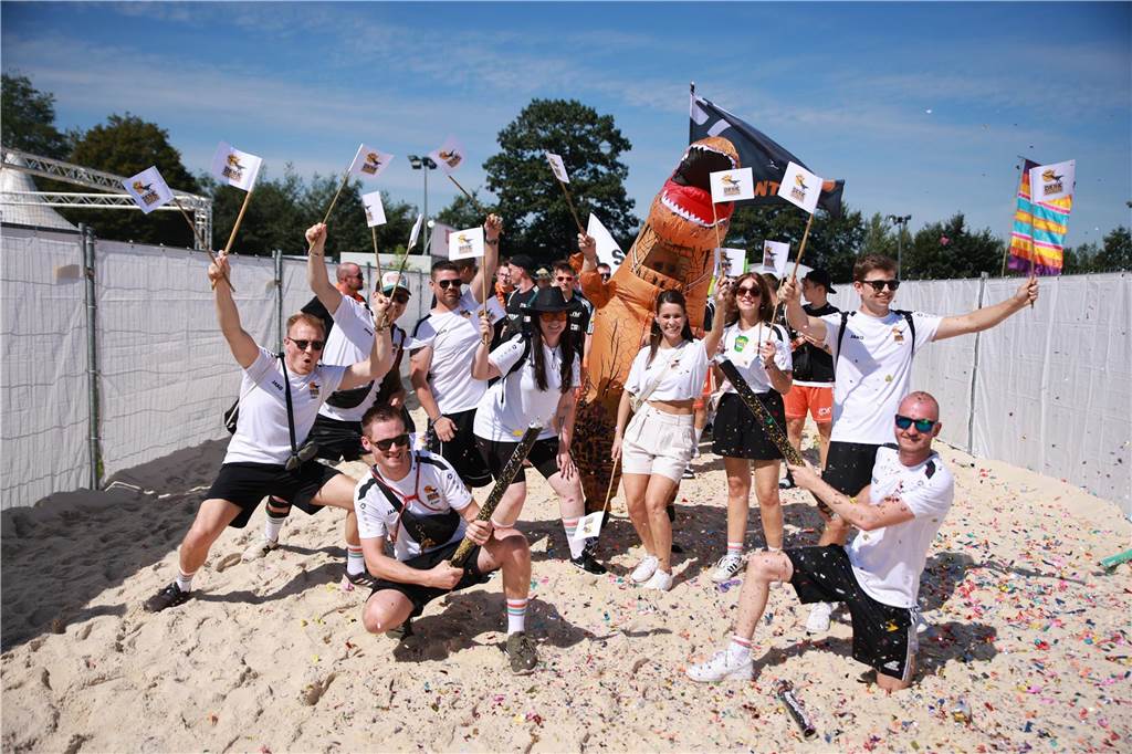 Beim olympischen Einmarsch stellten sich die Teams des Dodgeball Beach Cups in bunten Kostümen vor.