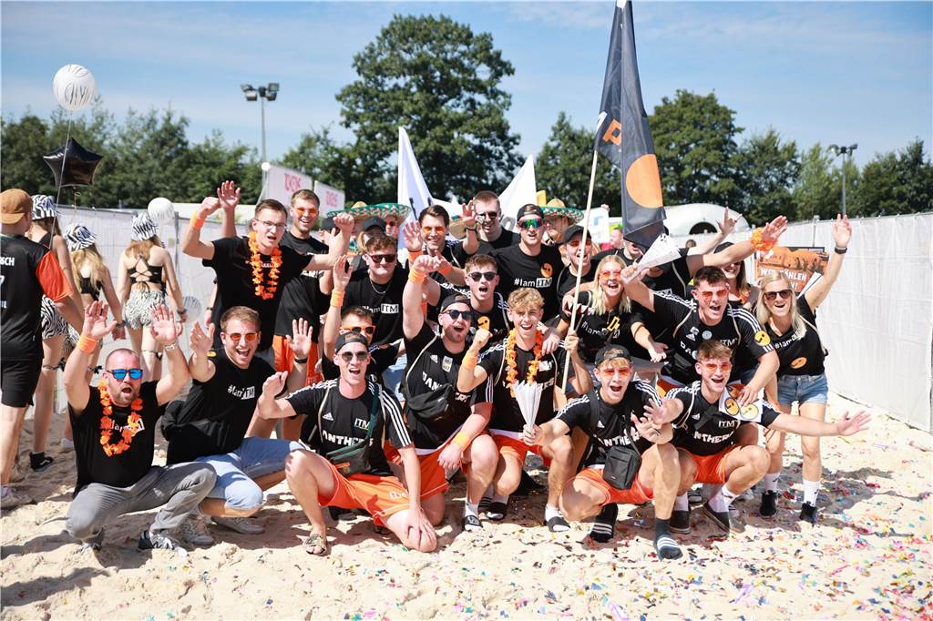Beim olympischen Einmarsch stellten sich die Teams des Dodgeball Beach Cups in bunten Kostümen vor.