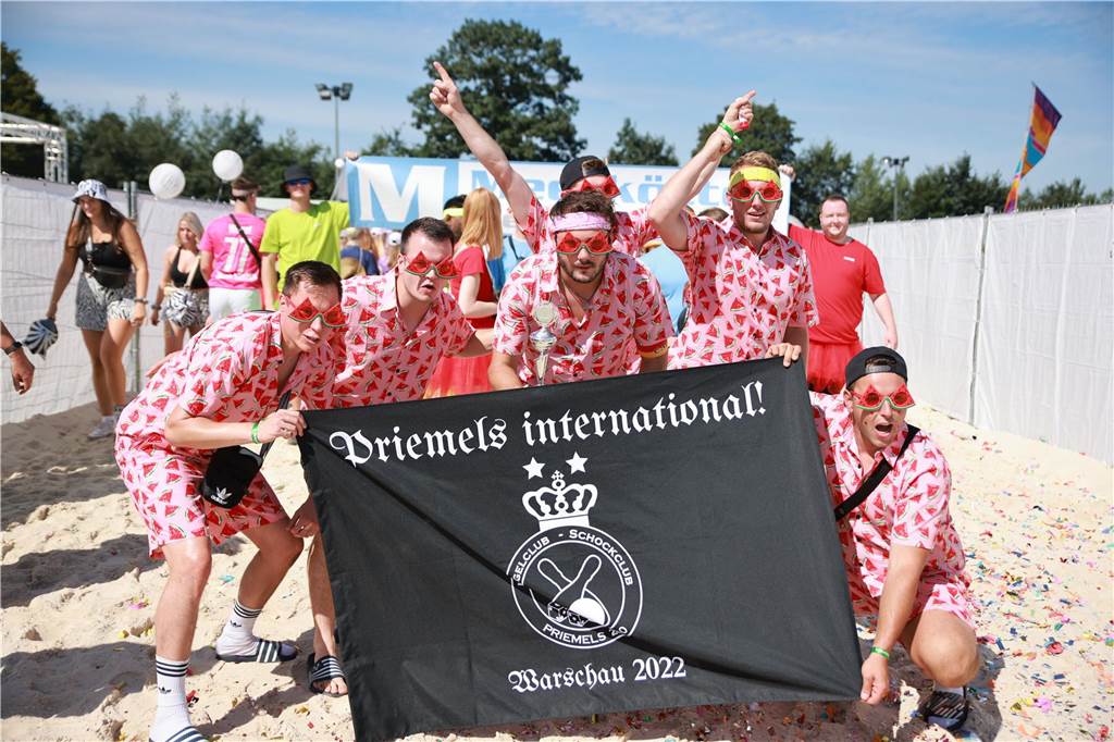 Beim olympischen Einmarsch stellten sich die Teams des Dodgeball Beach Cups in bunten Kostümen vor.