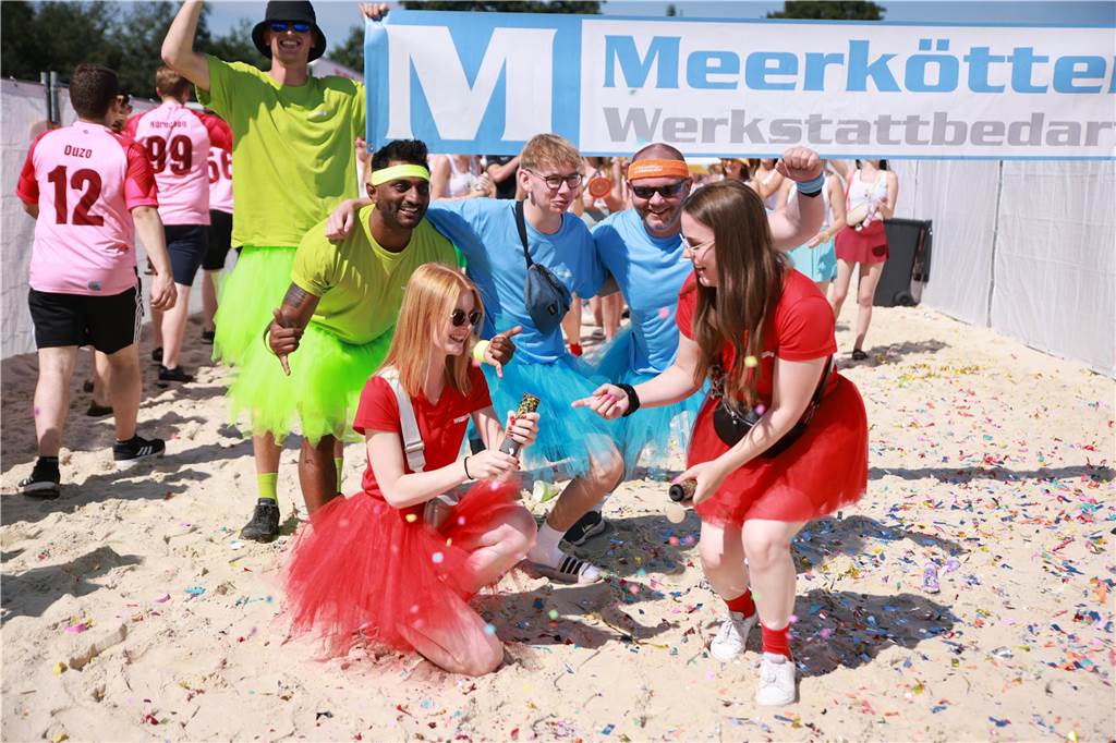 Beim olympischen Einmarsch stellten sich die Teams des Dodgeball Beach Cups in bunten Kostümen vor.