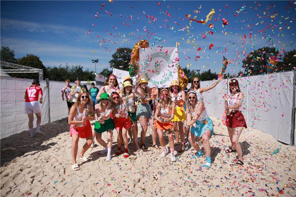 Beim olympischen Einmarsch stellten sich die Teams des Dodgeball Beach Cups in bunten Kostümen vor.