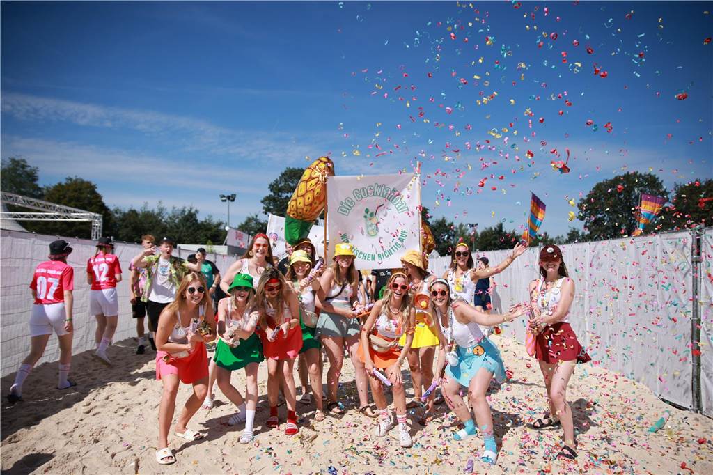 Beim olympischen Einmarsch stellten sich die Teams des Dodgeball Beach Cups in bunten Kostümen vor.