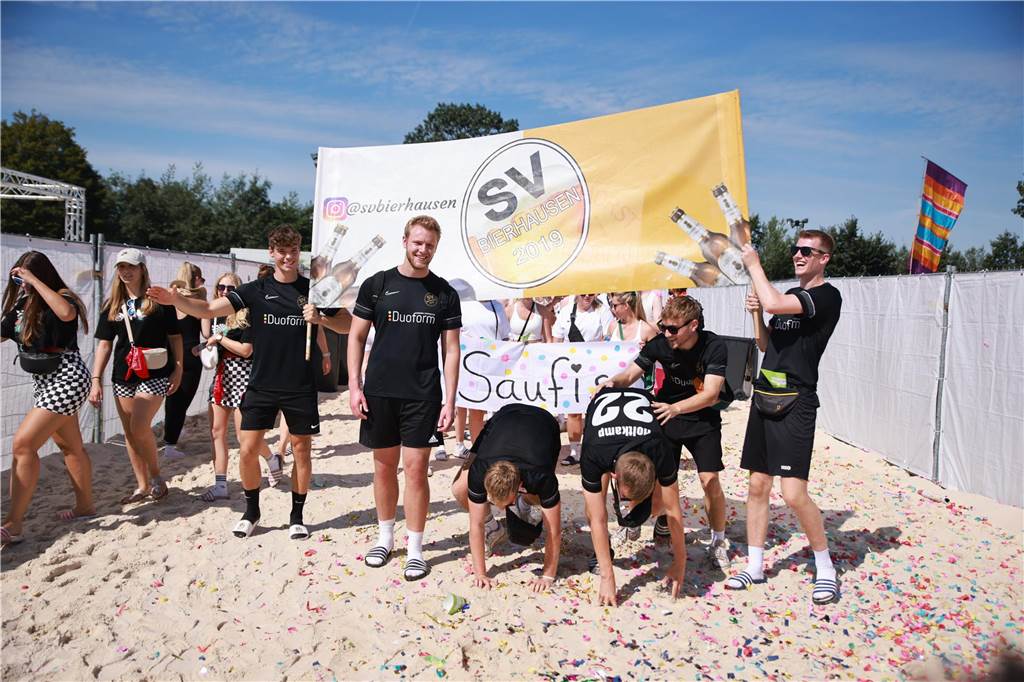 Beim olympischen Einmarsch stellten sich die Teams des Dodgeball Beach Cups in bunten Kostümen vor.