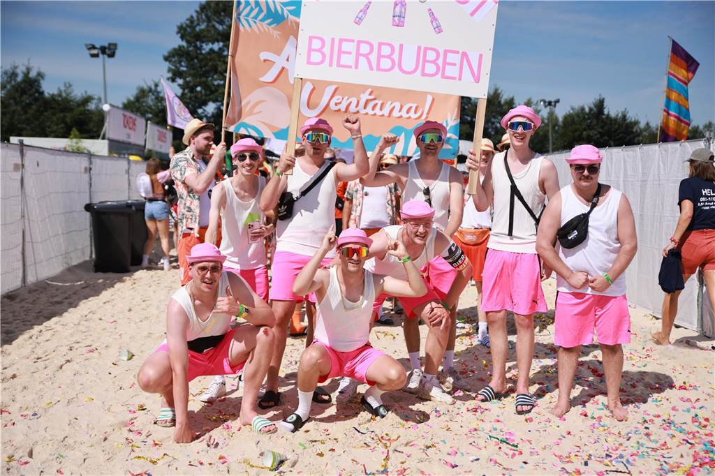 Beim olympischen Einmarsch stellten sich die Teams des Dodgeball Beach Cups in bunten Kostümen vor.