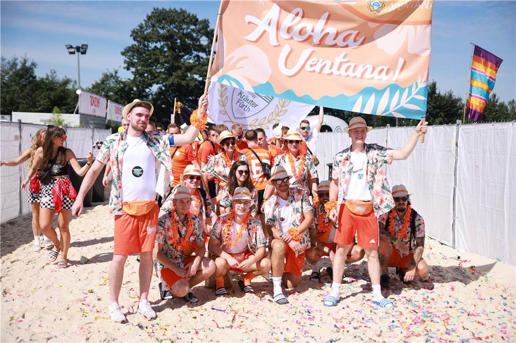 Beim olympischen Einmarsch stellten sich die Teams des Dodgeball Beach Cups in bunten Kostümen vor.