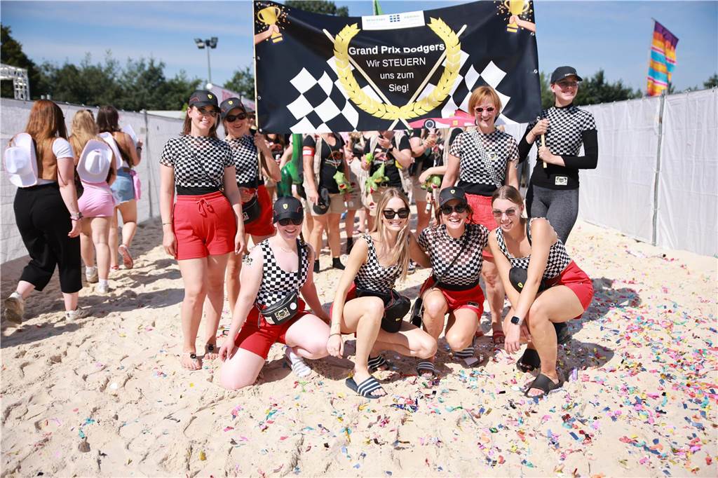 Beim olympischen Einmarsch stellten sich die Teams des Dodgeball Beach Cups in bunten Kostümen vor.