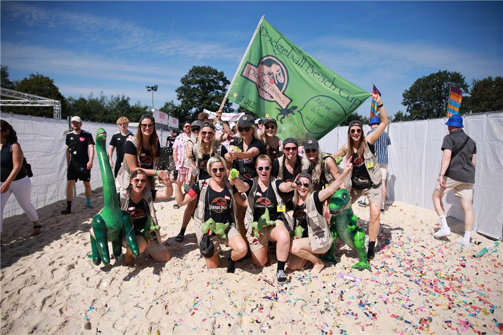 Beim olympischen Einmarsch stellten sich die Teams des Dodgeball Beach Cups in bunten Kostümen vor.