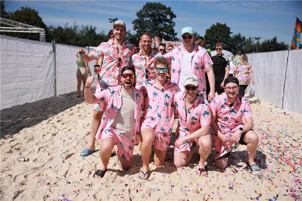 Beim olympischen Einmarsch stellten sich die Teams des Dodgeball Beach Cups in bunten Kostümen vor.
