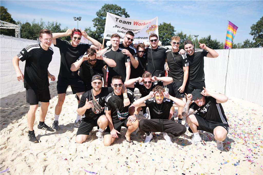 Beim olympischen Einmarsch stellten sich die Teams des Dodgeball Beach Cups in bunten Kostümen vor.