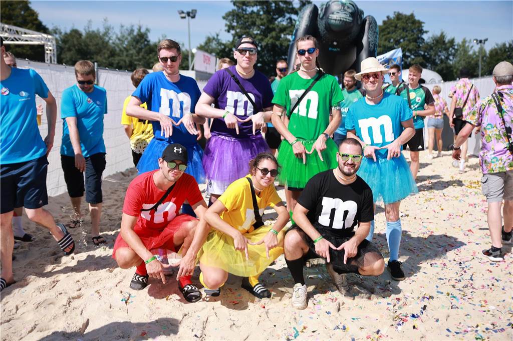 Beim olympischen Einmarsch stellten sich die Teams des Dodgeball Beach Cups in bunten Kostümen vor.