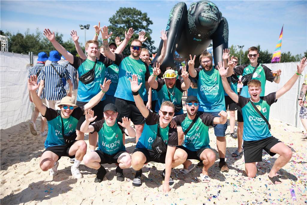 Beim olympischen Einmarsch stellten sich die Teams des Dodgeball Beach Cups in bunten Kostümen vor.