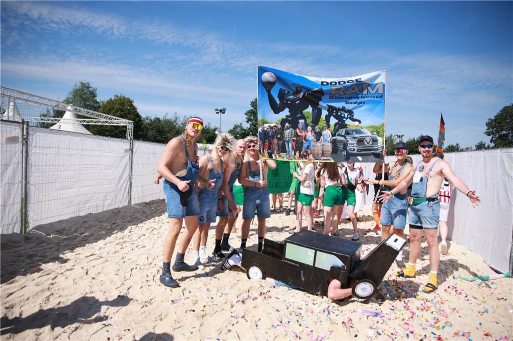Beim olympischen Einmarsch stellten sich die Teams des Dodgeball Beach Cups in bunten Kostümen vor.