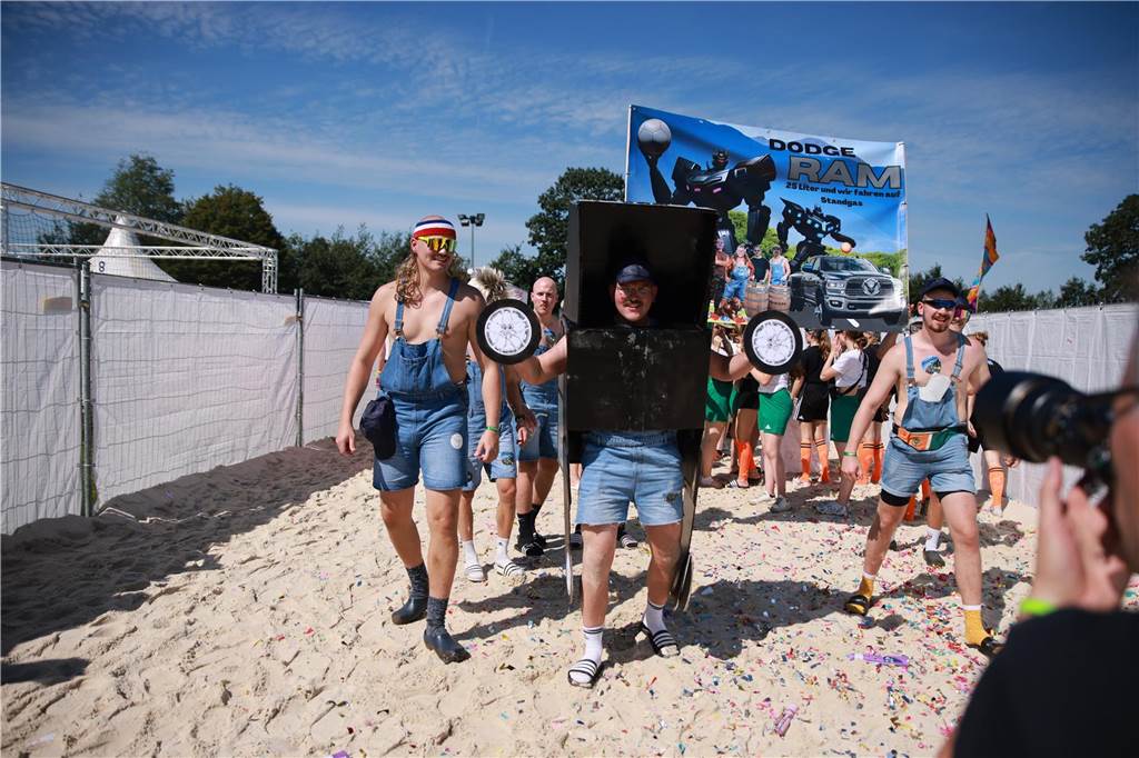 Beim olympischen Einmarsch stellten sich die Teams des Dodgeball Beach Cups in bunten Kostümen vor.