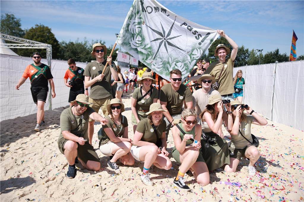 Beim olympischen Einmarsch stellten sich die Teams des Dodgeball Beach Cups in bunten Kostümen vor.