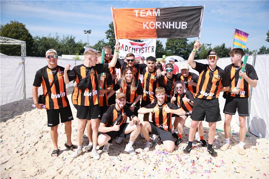 Beim olympischen Einmarsch stellten sich die Teams des Dodgeball Beach Cups in bunten Kostümen vor.