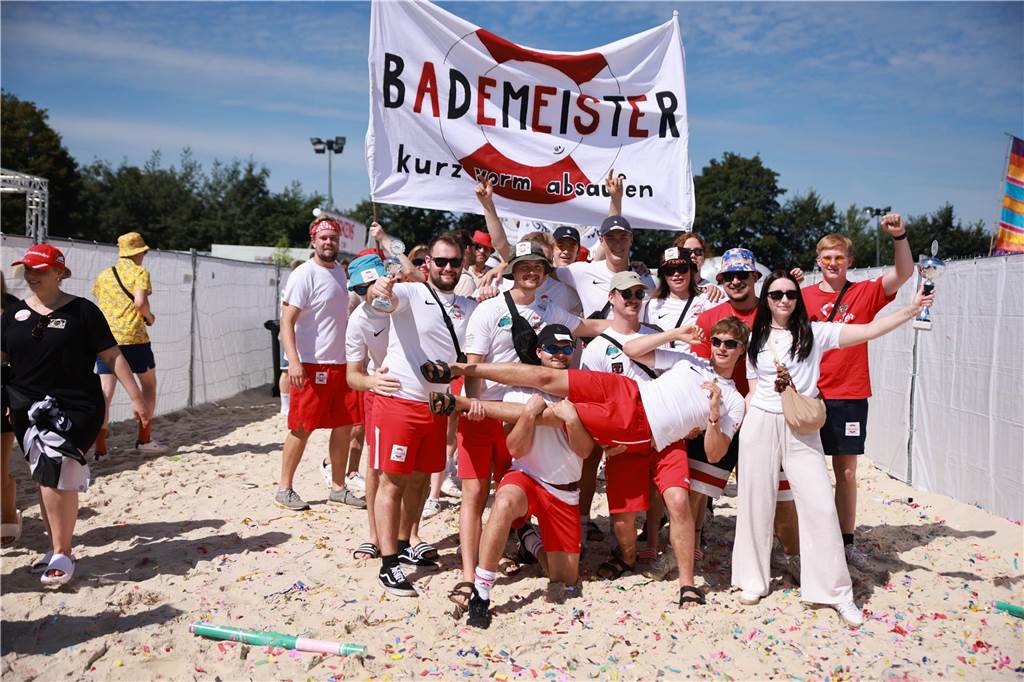Beim olympischen Einmarsch stellten sich die Teams des Dodgeball Beach Cups in bunten Kostümen vor.