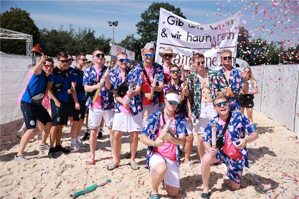 Beim olympischen Einmarsch stellten sich die Teams des Dodgeball Beach Cups in bunten Kostümen vor.