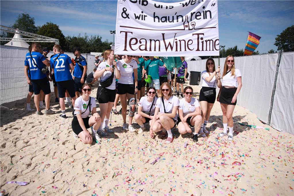 Beim olympischen Einmarsch stellten sich die Teams des Dodgeball Beach Cups in bunten Kostümen vor.