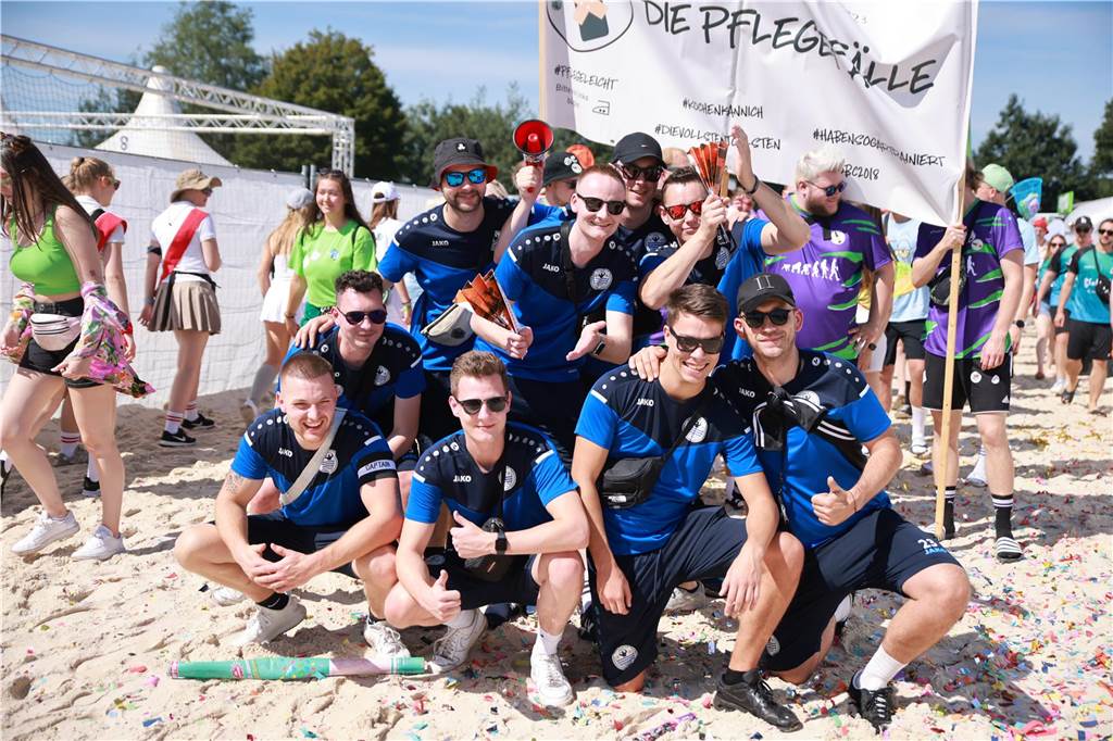 Beim olympischen Einmarsch stellten sich die Teams des Dodgeball Beach Cups in bunten Kostümen vor.