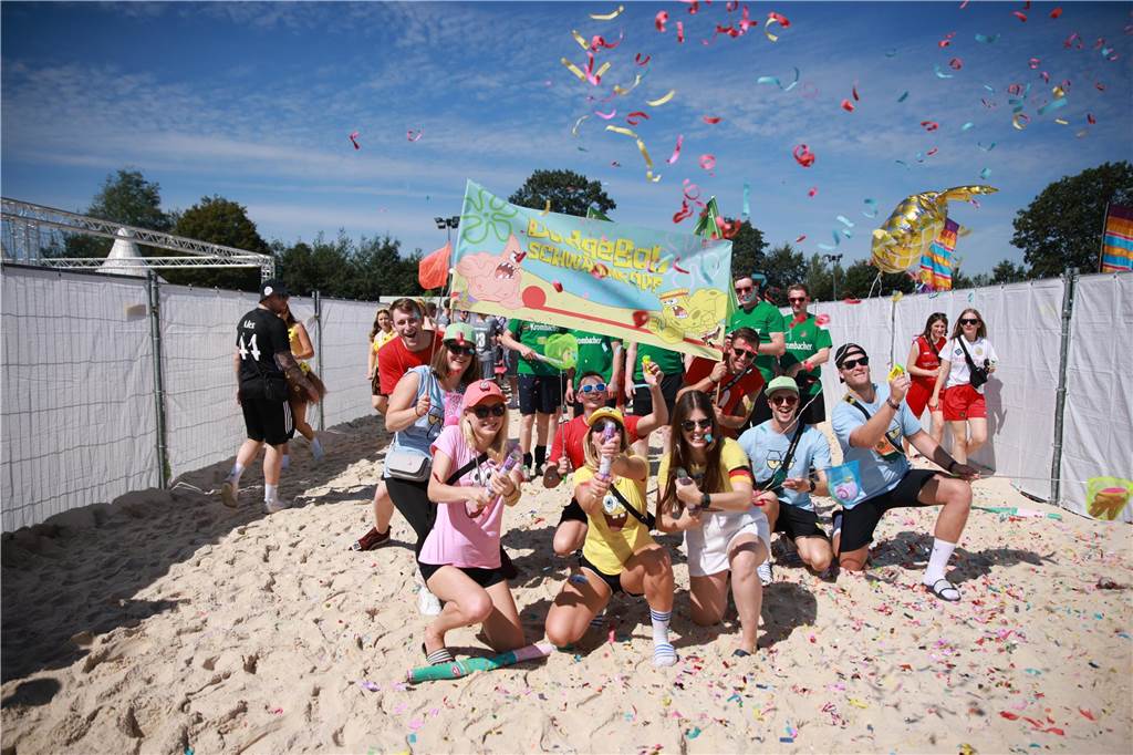 Beim olympischen Einmarsch stellten sich die Teams des Dodgeball Beach Cups in bunten Kostümen vor.