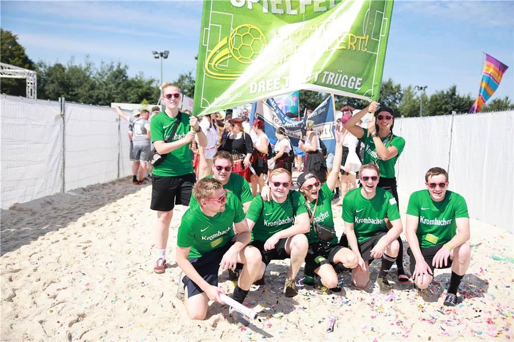 Beim olympischen Einmarsch stellten sich die Teams des Dodgeball Beach Cups in bunten Kostümen vor.