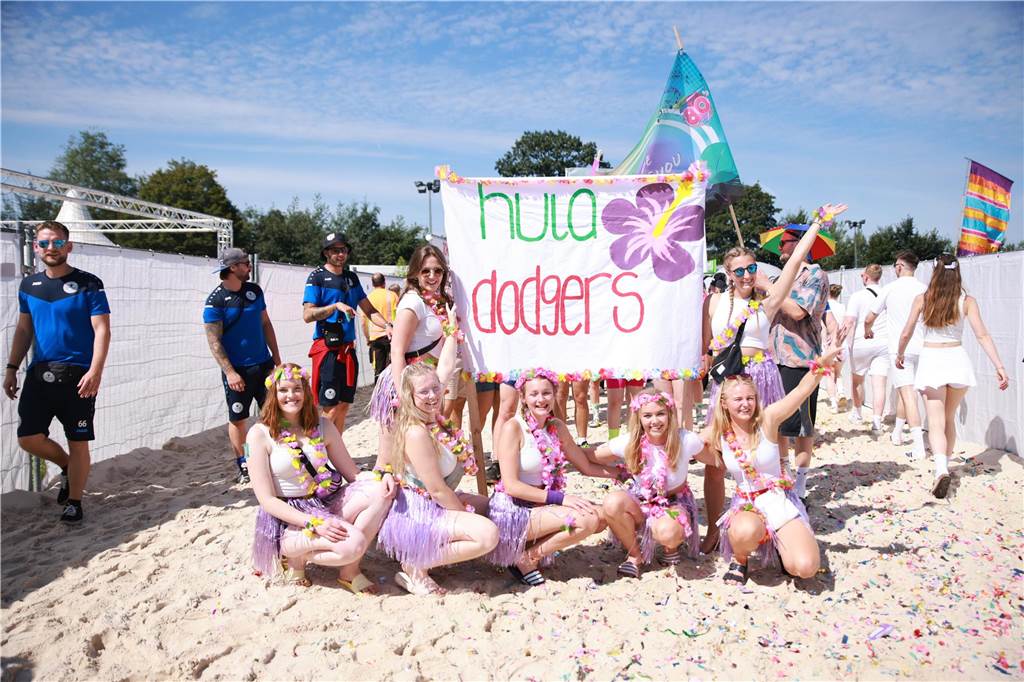 Beim olympischen Einmarsch stellten sich die Teams des Dodgeball Beach Cups in bunten Kostümen vor.
