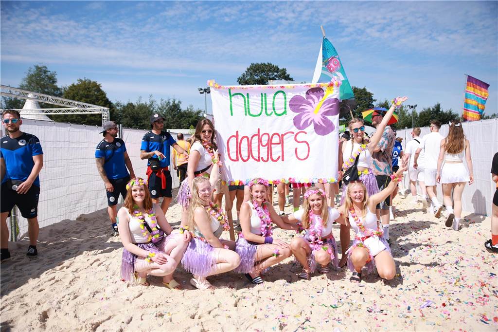 Beim olympischen Einmarsch stellten sich die Teams des Dodgeball Beach Cups in bunten Kostümen vor.