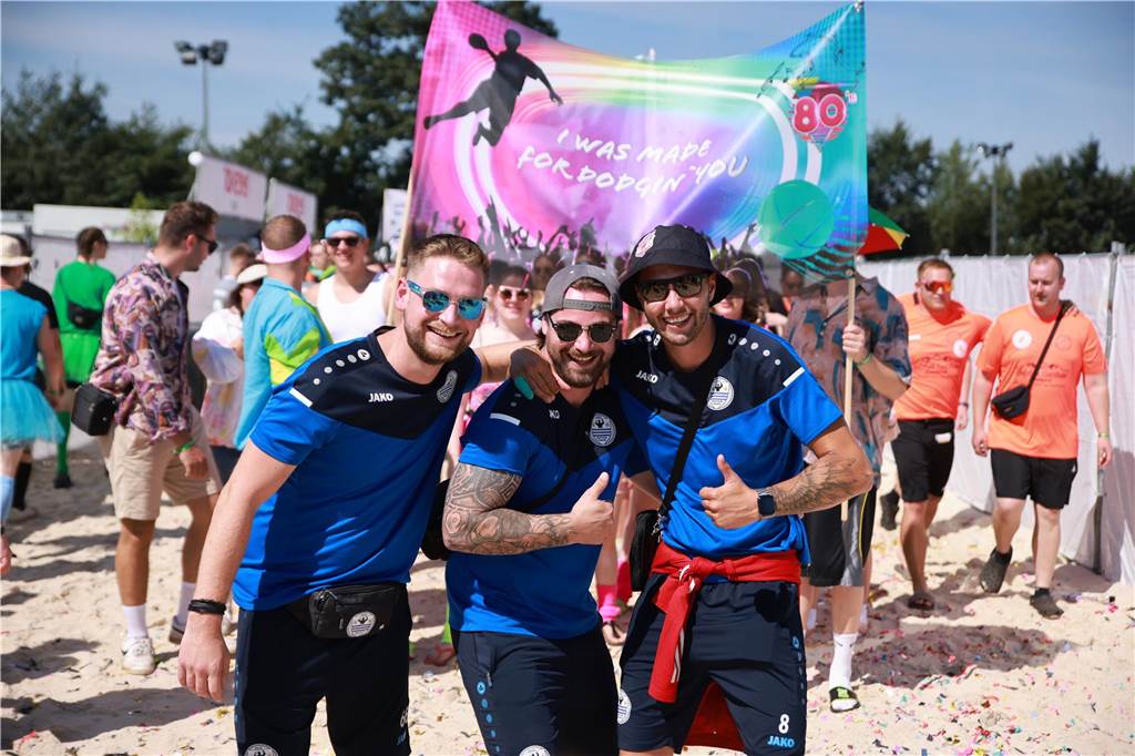 Beim olympischen Einmarsch stellten sich die Teams des Dodgeball Beach Cups in bunten Kostümen vor.