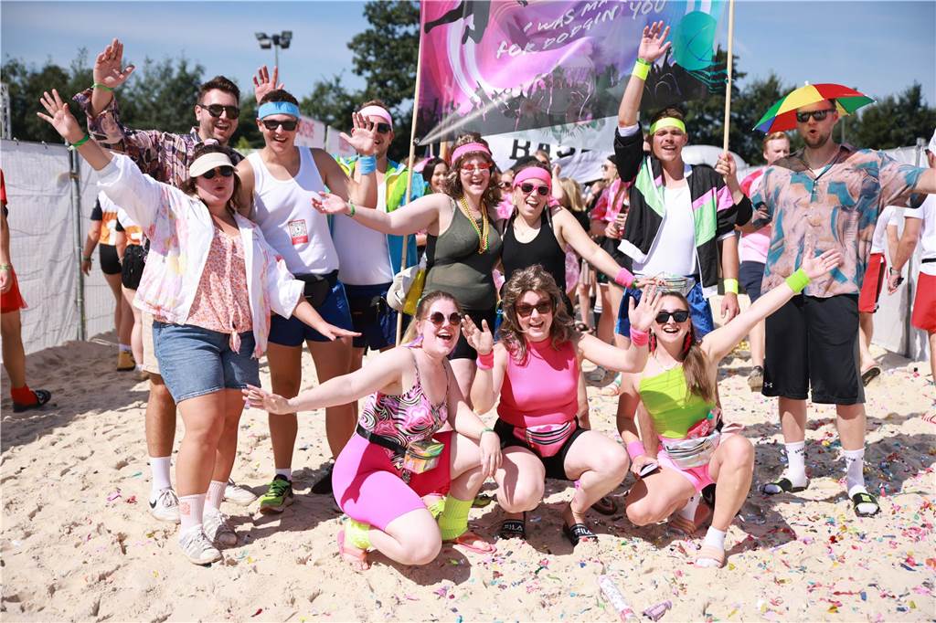 Beim olympischen Einmarsch stellten sich die Teams des Dodgeball Beach Cups in bunten Kostümen vor.