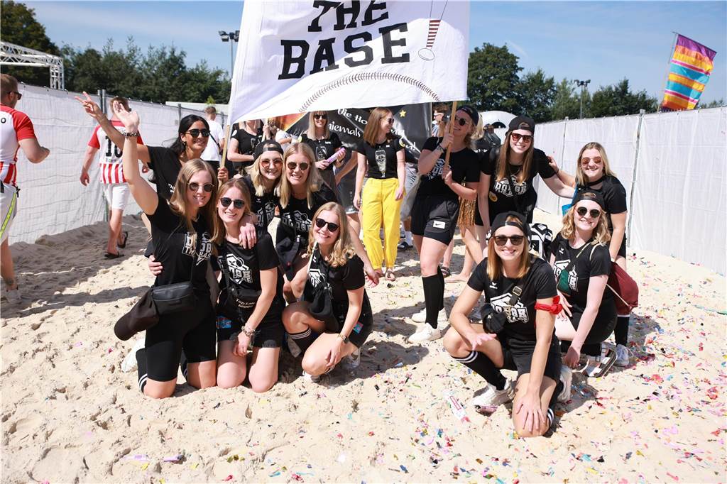 Beim olympischen Einmarsch stellten sich die Teams des Dodgeball Beach Cups in bunten Kostümen vor.