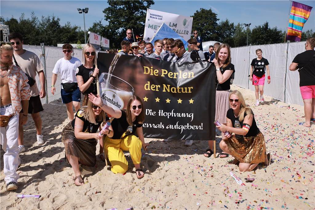 Beim olympischen Einmarsch stellten sich die Teams des Dodgeball Beach Cups in bunten Kostümen vor.