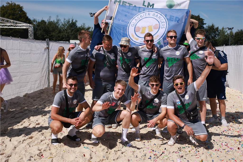 Beim olympischen Einmarsch stellten sich die Teams des Dodgeball Beach Cups in bunten Kostümen vor.
