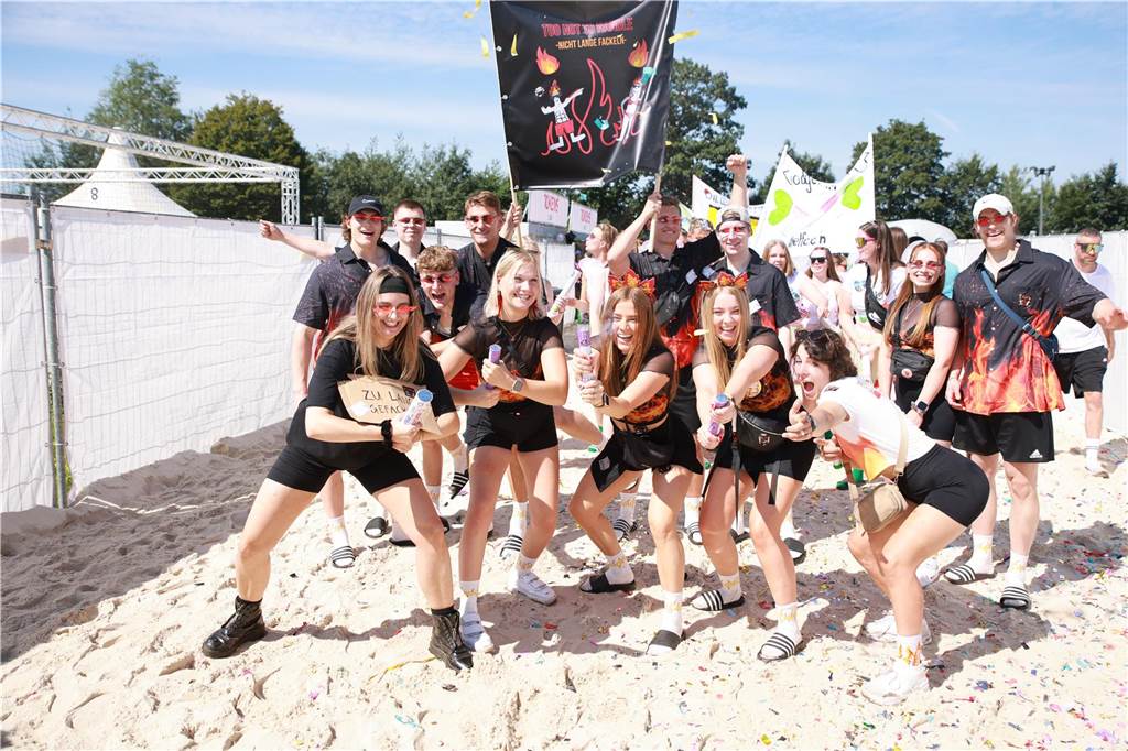 Beim olympischen Einmarsch stellten sich die Teams des Dodgeball Beach Cups in bunten Kostümen vor.