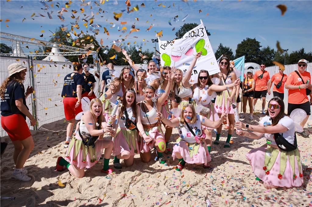 Beim olympischen Einmarsch stellten sich die Teams des Dodgeball Beach Cups in bunten Kostümen vor.