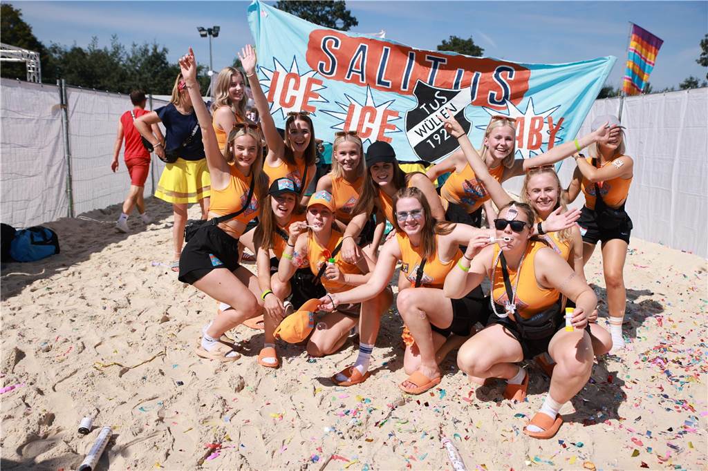 Beim olympischen Einmarsch stellten sich die Teams des Dodgeball Beach Cups in bunten Kostümen vor.