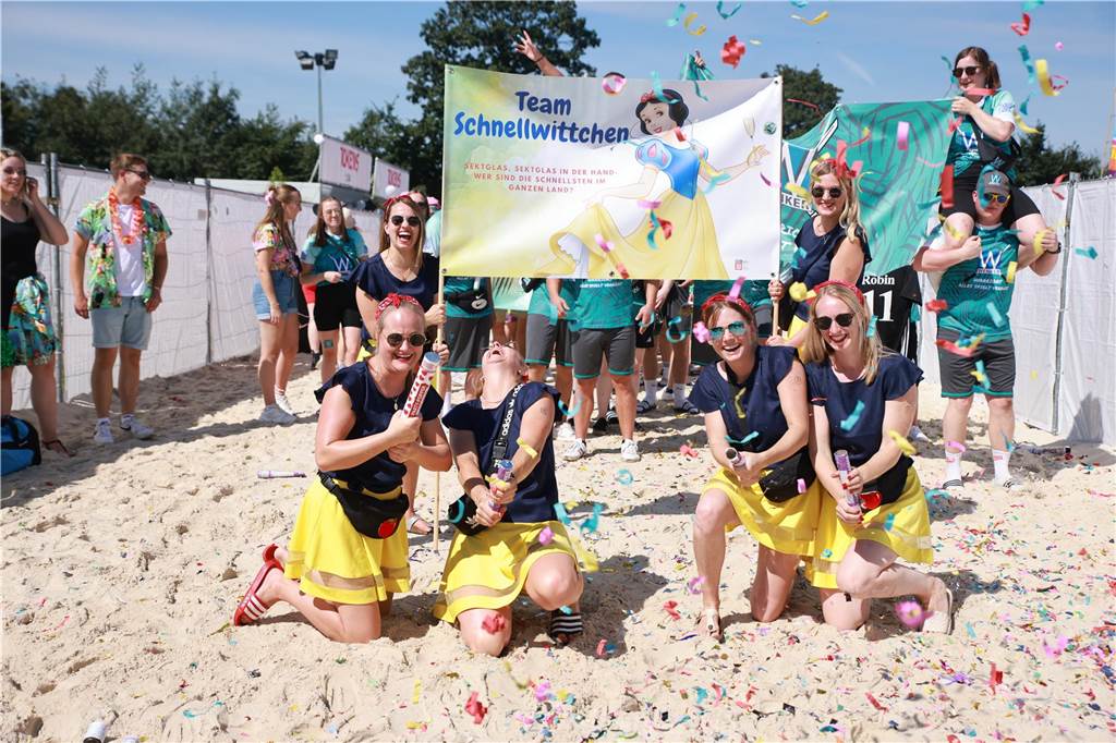 Beim olympischen Einmarsch stellten sich die Teams des Dodgeball Beach Cups in bunten Kostümen vor.