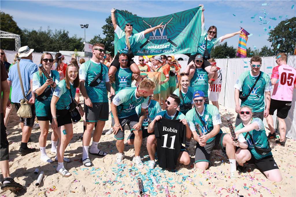 Beim olympischen Einmarsch stellten sich die Teams des Dodgeball Beach Cups in bunten Kostümen vor.