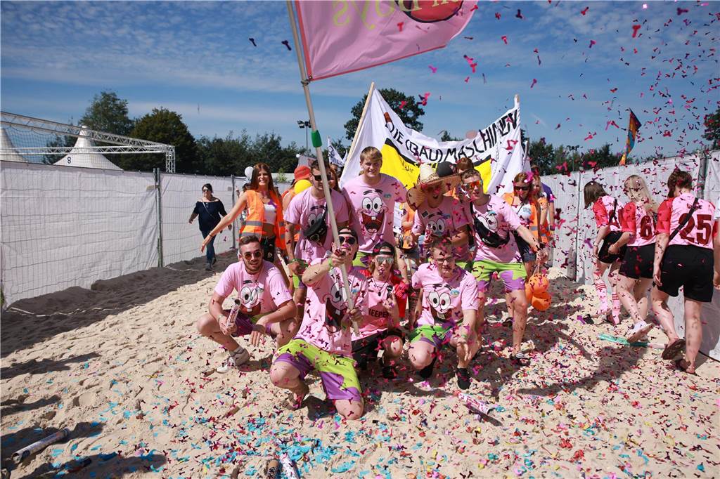 Beim olympischen Einmarsch stellten sich die Teams des Dodgeball Beach Cups in bunten Kostümen vor.