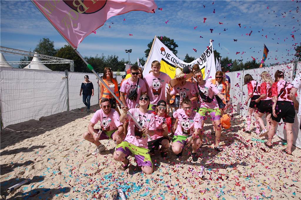 Beim olympischen Einmarsch stellten sich die Teams des Dodgeball Beach Cups in bunten Kostümen vor.