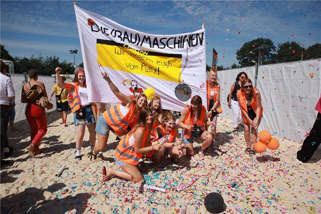 Beim olympischen Einmarsch stellten sich die Teams des Dodgeball Beach Cups in bunten Kostümen vor.