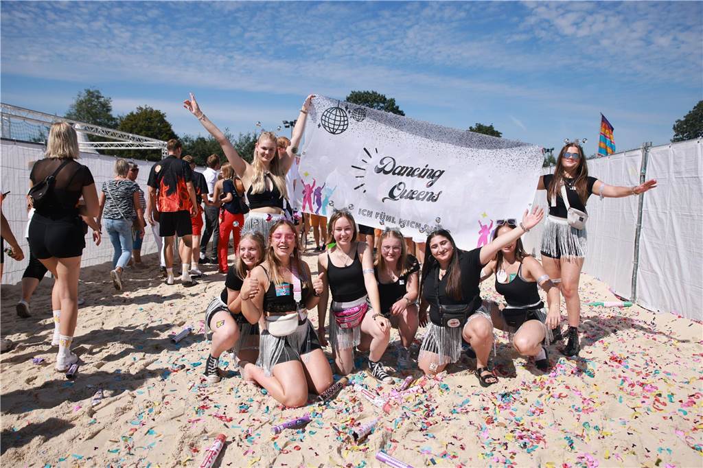 Beim olympischen Einmarsch stellten sich die Teams des Dodgeball Beach Cups in bunten Kostümen vor.