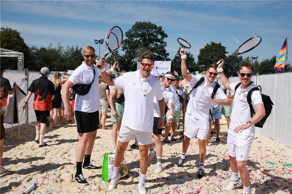 Beim olympischen Einmarsch stellten sich die Teams des Dodgeball Beach Cups in bunten Kostümen vor.