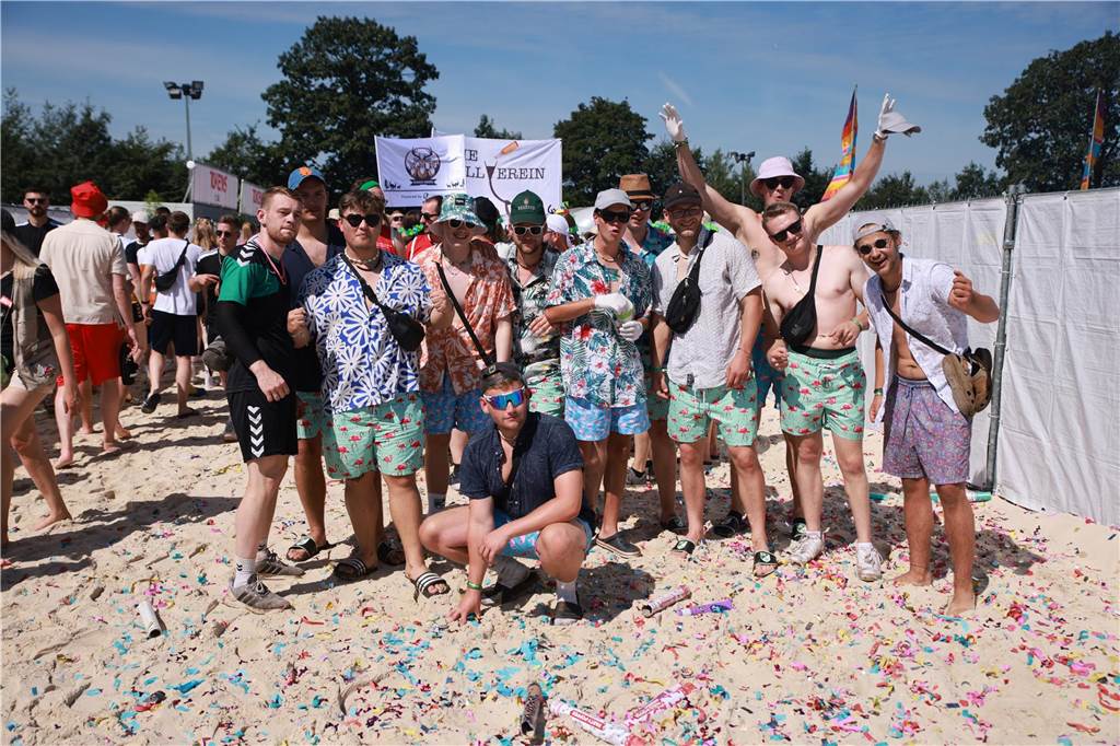 Beim olympischen Einmarsch stellten sich die Teams des Dodgeball Beach Cups in bunten Kostümen vor.