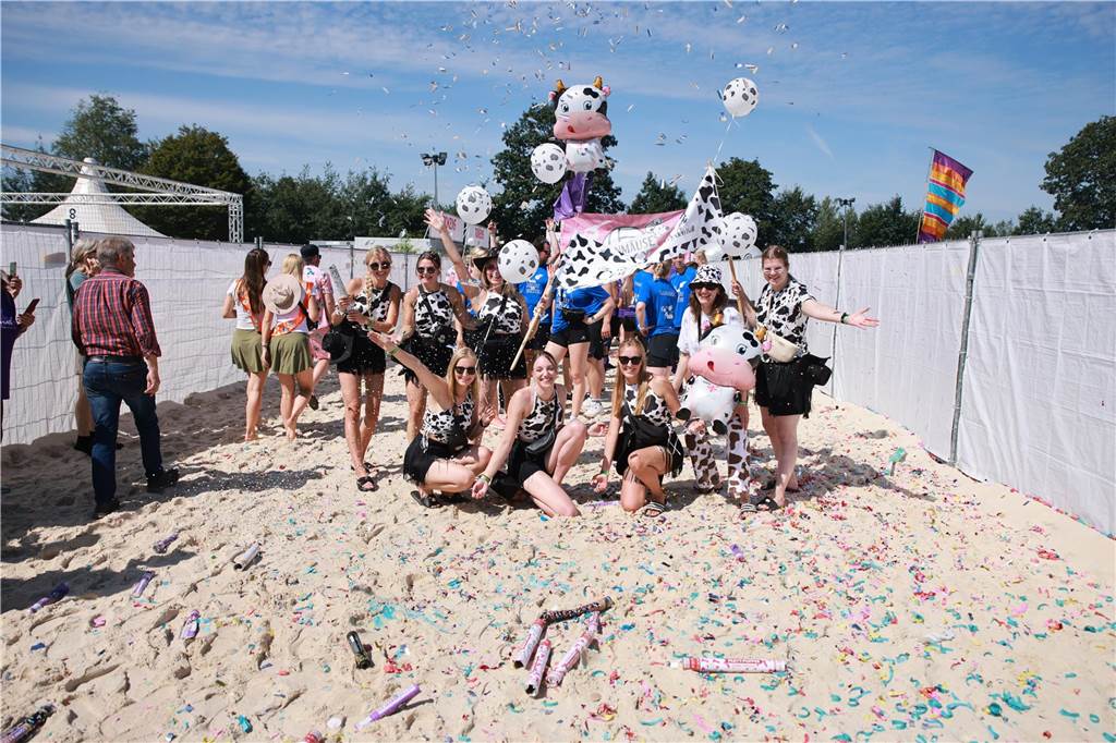 Beim olympischen Einmarsch stellten sich die Teams des Dodgeball Beach Cups in bunten Kostümen vor.