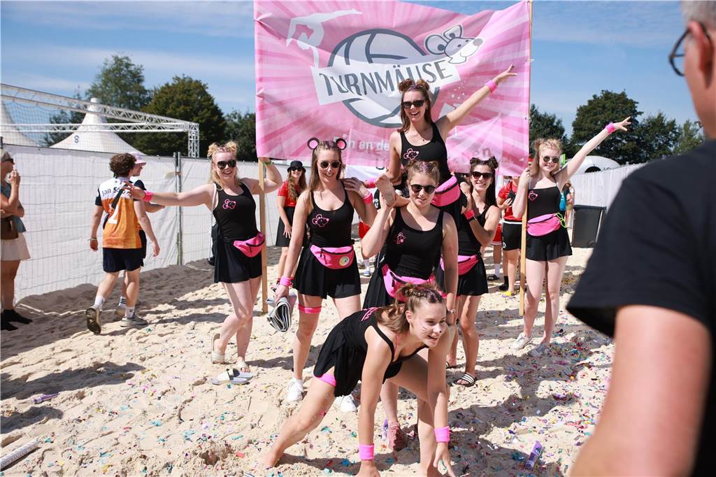 Beim olympischen Einmarsch stellten sich die Teams des Dodgeball Beach Cups in bunten Kostümen vor.