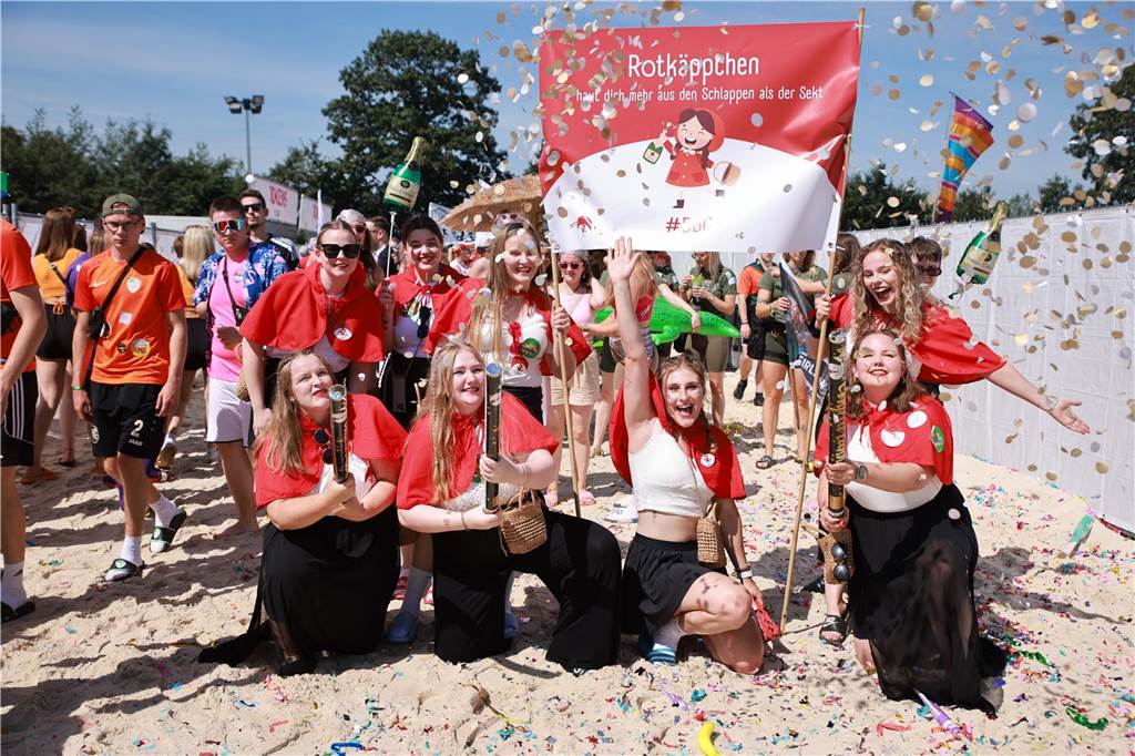 Beim olympischen Einmarsch stellten sich die Teams des Dodgeball Beach Cups in bunten Kostümen vor.
