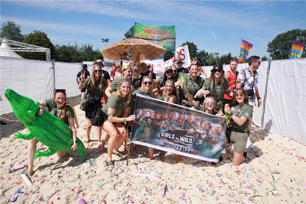 Beim olympischen Einmarsch stellten sich die Teams des Dodgeball Beach Cups in bunten Kostümen vor.