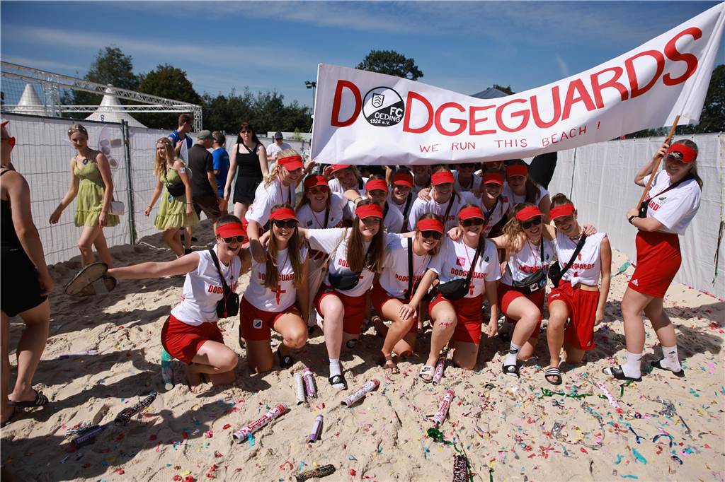 Beim olympischen Einmarsch stellten sich die Teams des Dodgeball Beach Cups in bunten Kostümen vor.